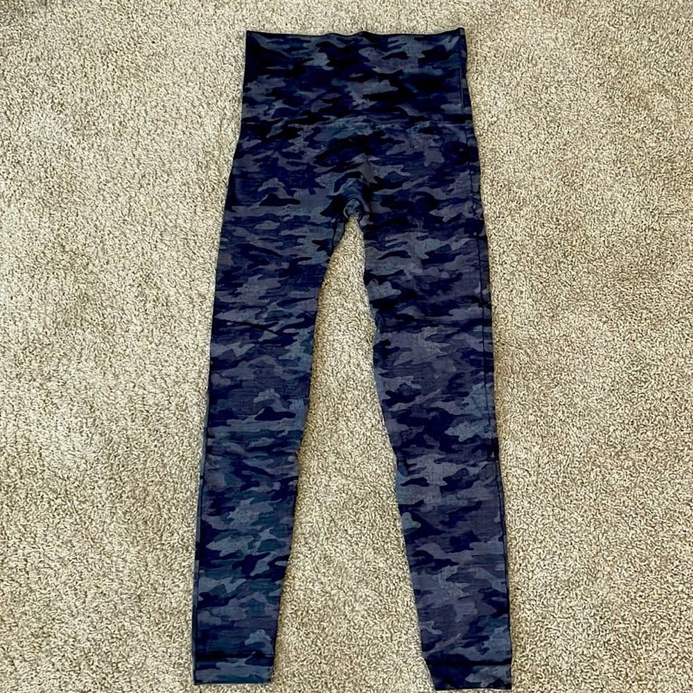 Spanx Look at Me Now Extremely Flattering Leggings Camo Black and Gray sz S
